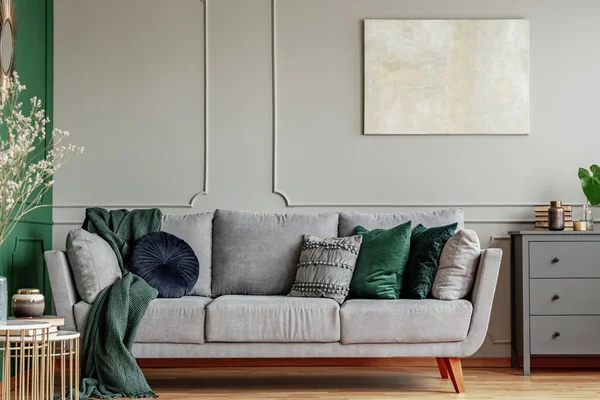 Polštáře na dlouhém pohodlném obývacím pokoji v šedém skandinávském stylu s dřevěnou podlahou — Stock fotografie