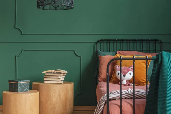 オレンジの寝具とキツネのおもちゃとシングルメタルベッドのクローズアップ — ストック写真