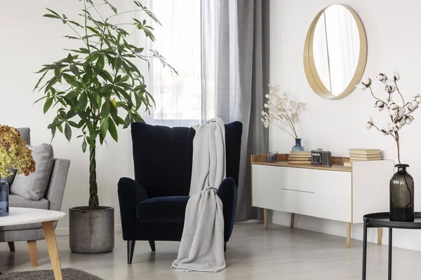 Luminoso y elegante salón en moderno apartamento de alquiler — Foto de Stock