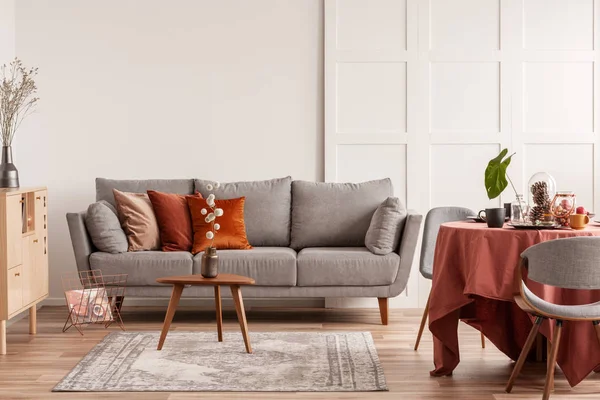 Salin ruang pada dinding putih kosong dari interior ruang tamu modis dengan desain abu-abu dan oranye — Stok Foto