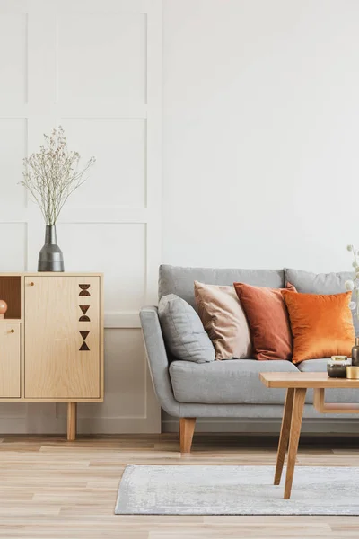 Fából készült bútorok és szürke skandináv kanapé párnákkal a gyönyörű nappaliban belső — Stock Fotó