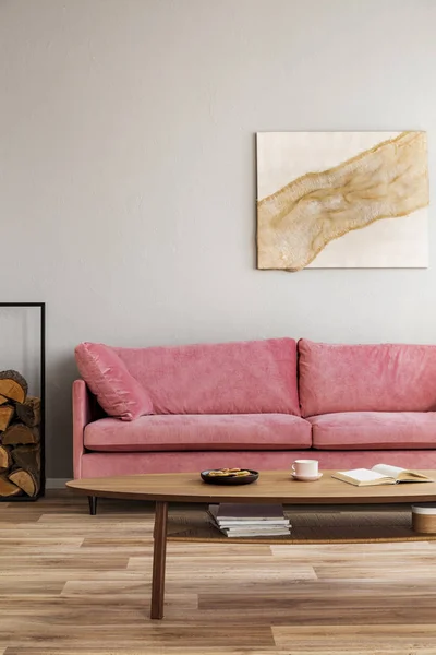 Sofá de veludo confortável pastel rosa em elegante interior bege com pintura abstrata — Fotografia de Stock