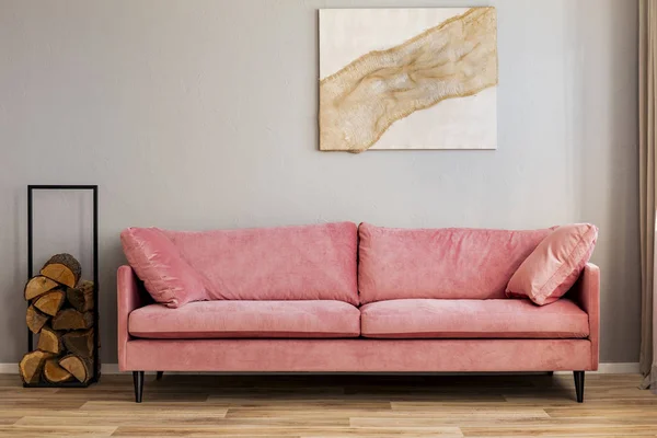 Pastel pintura abstrata na parede bege atrás de veludo rosa settee na sala de estar simples — Fotografia de Stock