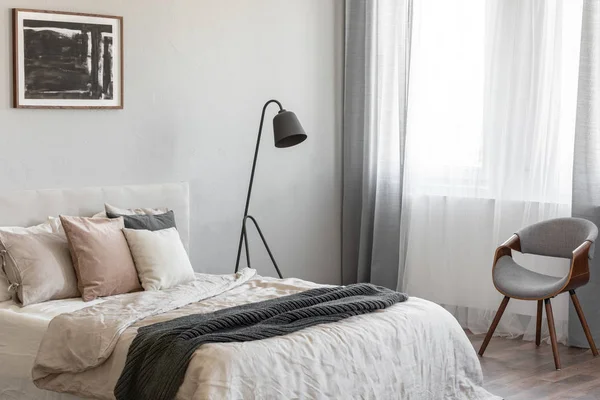 Elegancka sypialnia wnętrze z łóżkiem king size w modnym mieszkaniu, prawdziwe zdjęcie — Zdjęcie stockowe