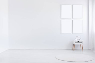 Alanı beyaz duvara kopyala ve içi boş çocuk odasındaki dolaplı posterlerin maketini yap. Gerçek fotoğraf.