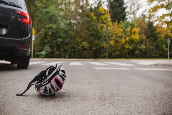 路上のヘルメット — ストック写真