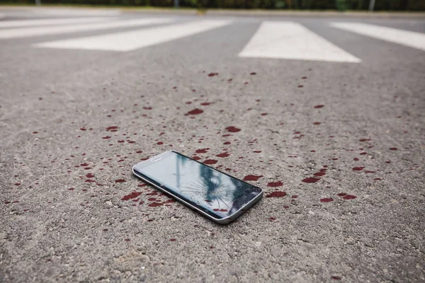 Кровь на телефоне — стоковое фото