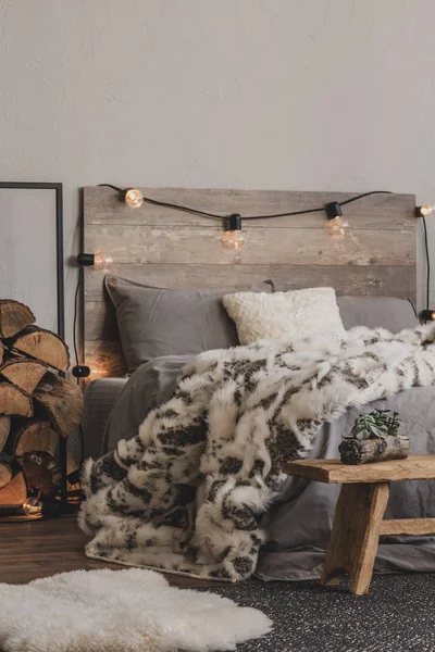 Kopiuj miejsce na pustej szarej ścianie ciepłej sypialni z zimowym designem — Zdjęcie stockowe