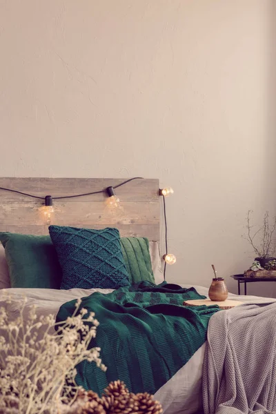 Espaço de cópia no quarto cinza vazio com cama elegante com esmeralda verde e cinza cama — Fotografia de Stock