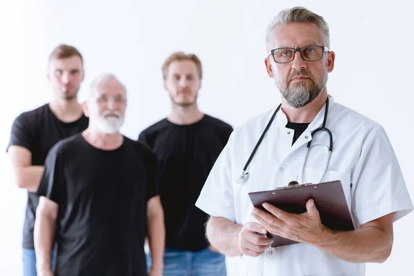 Arzt und Männer in Schwarz — Stockfoto