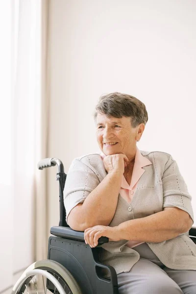 Vrouw in een rolstoel — Stockfoto