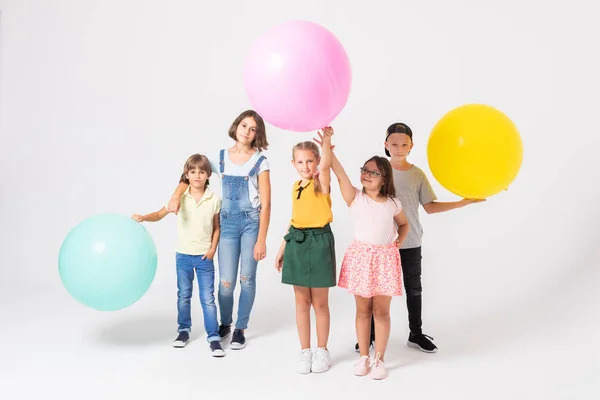 Hålla stora ballonger — Stockfoto