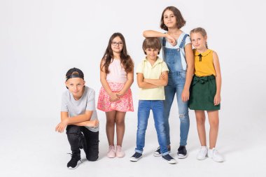 Sıraya dizilmiş çocuklar