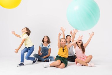 Balonları yakalıyorum.