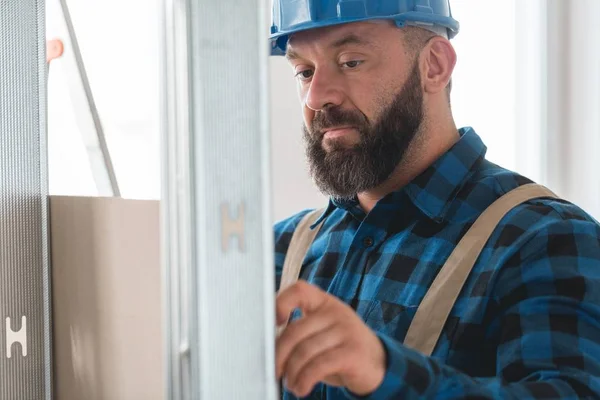 Builder renovating the house — Stock Photo, Image