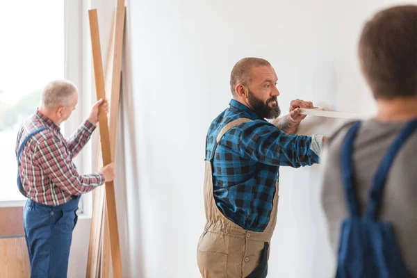 Measuring the wall — Stock Photo, Image