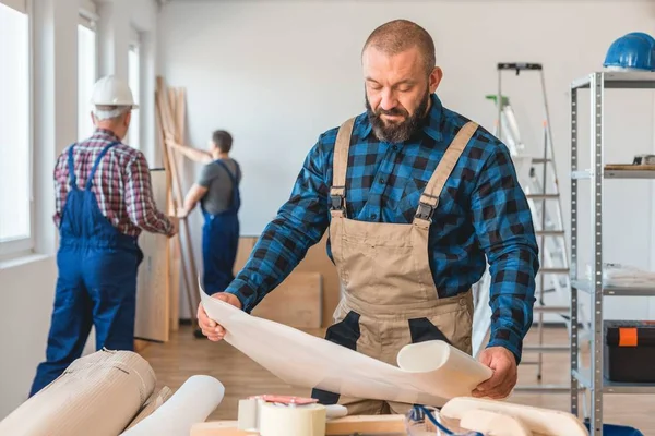 Checking the blueprint — Stock Photo, Image