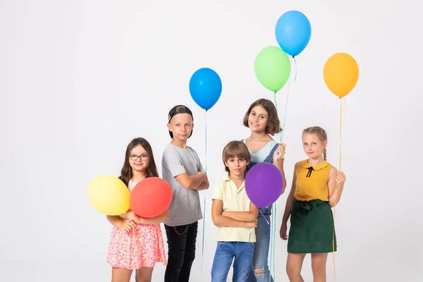 Sosteniendo los globos —  Fotos de Stock