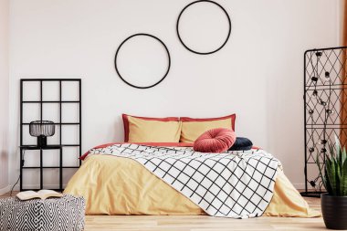 Siyah aksanlı sarı ve zencefil yatak odası tasarımı