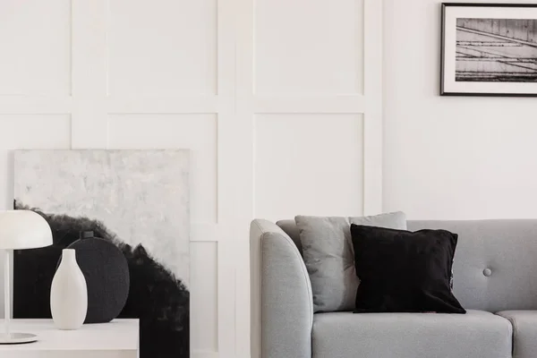 우아 한 거실에 베개가 있고 스칸디나비아 디자인의 안락 한 회색 소파 — 스톡 사진