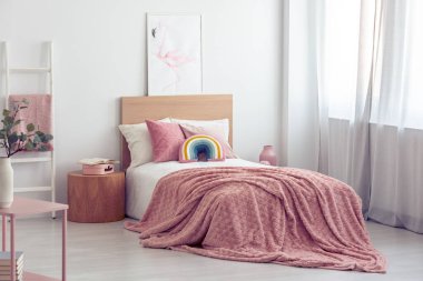 Beyaz ve pastel pembe İskandinav çocuk için iç mekan