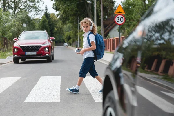 Crossing the street — Stock Photo, Image