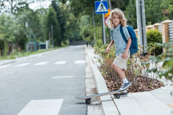 Jongen met skateboard — Stockfoto