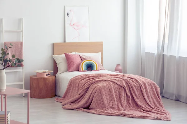 Interno della camera da letto scandinavo bianco e rosa pastello per bambino — Foto Stock