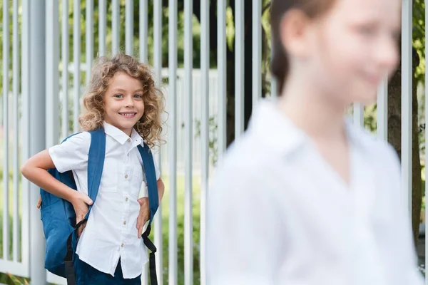 Fiú gyalog az iskolába — Stock Fotó
