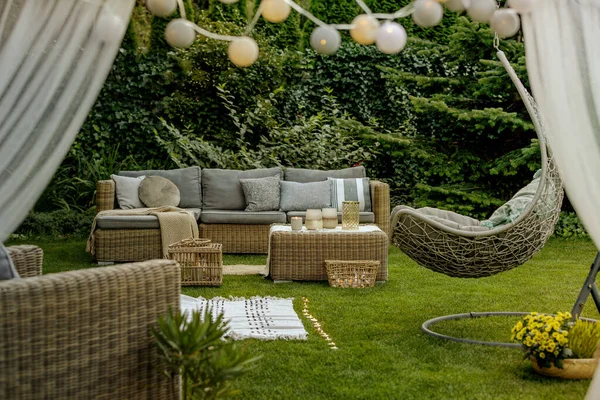 Gemütliches Sofa im Garten — Stockfoto