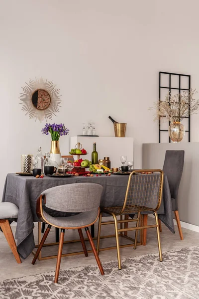 Elegante comedor interior con mesa común y espacio para copiar en la pared vacía — Foto de Stock
