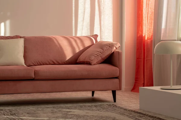 流行のデザインの白いリビングルームのインテリアでファッショナブルなベルベットのパステルピンクのソファ — ストック写真