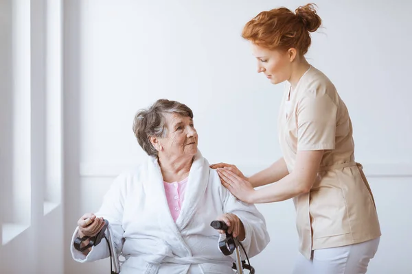 Young nurse and woman — Stock Photo, Image
