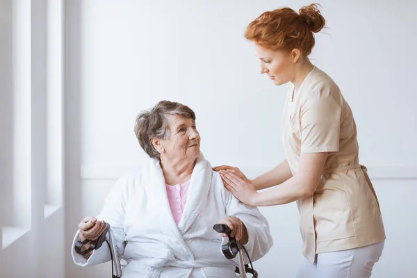 Giovane infermiera e donna — Foto Stock