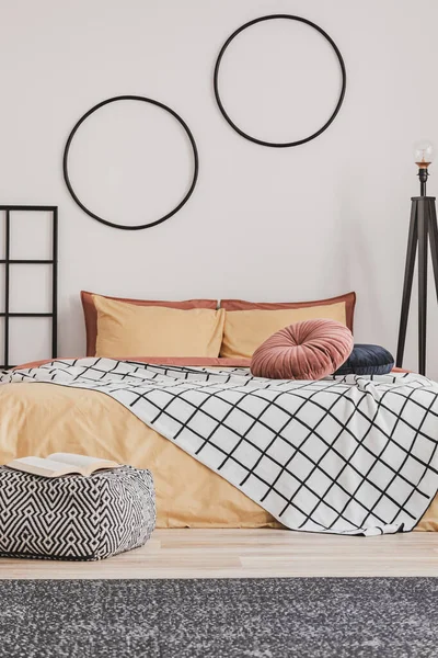 Stylowy design sypialni z pomarańczowymi i żółtymi kolorami w nowoczesnym apartamencie — Zdjęcie stockowe