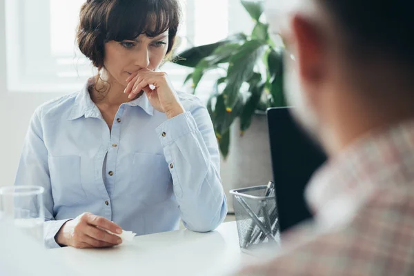 Schöne Besorgte Frau Sitzt Schreibtisch Vor Professionellem Therapeuten — Stockfoto