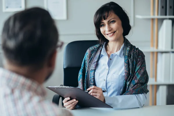Μέση Ηλικία Κομψό Θηλυκό Αφεντικό Κατά Διάρκεια Συνέντευξης Εργασίας Ανώτερο — Φωτογραφία Αρχείου