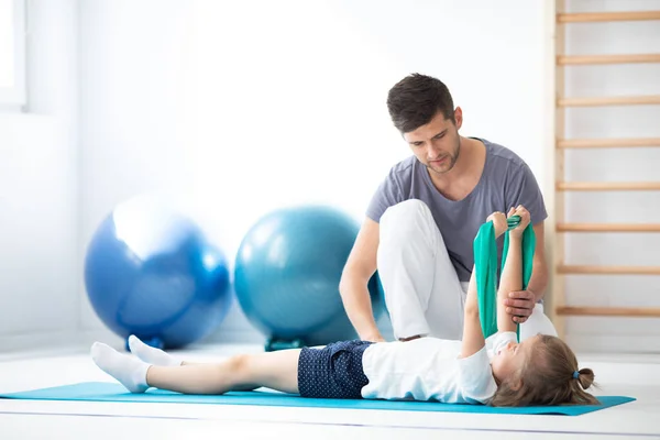 Maschio Fisioterapista Esercizio Con Bambina Durante Riabilitazione — Foto Stock