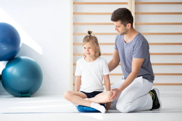 Jong Meisje Zittend Een Zintuiglijk Kussen Tijdens Fysiotherapie — Stockfoto