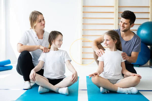 Dva Fyzioterapeuti Korekci Dvou Dětských Postojů Během Cvičení — Stock fotografie