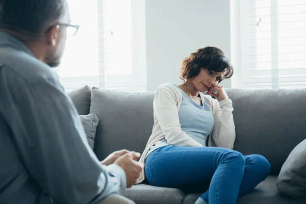 Belle Femme Assise Sur Canapé Gris Lors Une Rencontre Avec Photo De Stock