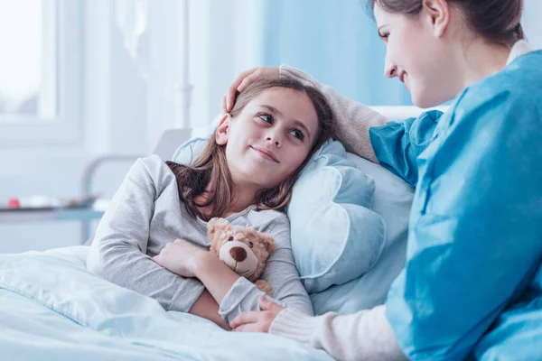 Smiling Mother Visiting Sick Daughter Hospital — Stock Photo, Image