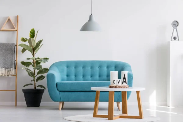 Grå Lampa Ovanför Vitt Träbord Bredvid Blå Elegant Soffa Ljust — Stockfoto