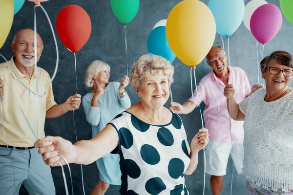 Sorridente Nonna Indossa Una Camicetta Bianca Con Punti Neri Tenendo Fotografia Stock