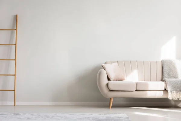 Kissen Und Decke Auf Elegantem Sofa Geräumigen Wohnzimmer Mit Kopierraum Stockfoto