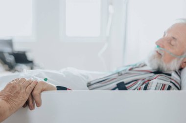 Kocasını destekleyen kadının hastanede öldüğü yakın plan.