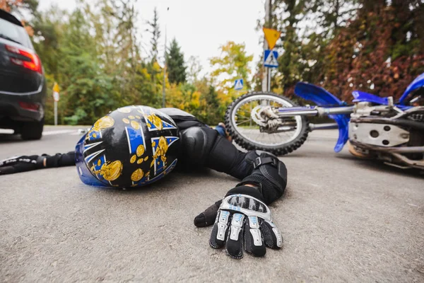 Uomo Tuta Pelle Casco Sdraiato Sulla Strada Dopo Incidente — Foto Stock