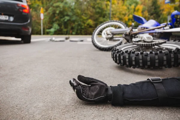 Homem Rua Após Acidente Fatal Carro Motocicleta — Fotografia de Stock