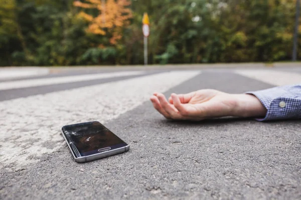 Man Med Mobiltelefon Gatan Efter Olyckan — Stockfoto