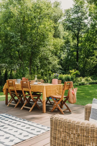 Matbord Täckt Med Orange Duk Stående Trä Terrass Grön Trädgård — Stockfoto